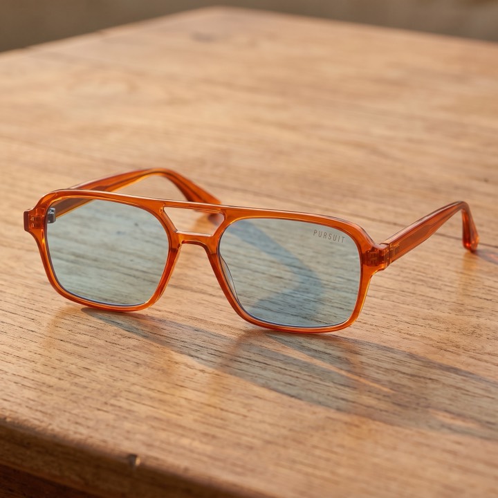 Imagen generada: las mismas gafas sobre una mesa de madera al sol