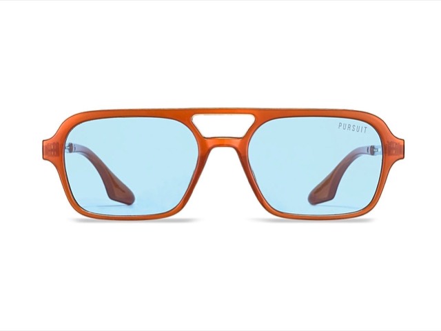 Foto real del producto: unas gafas de montura naranja y lente azul sobre fondo blanco